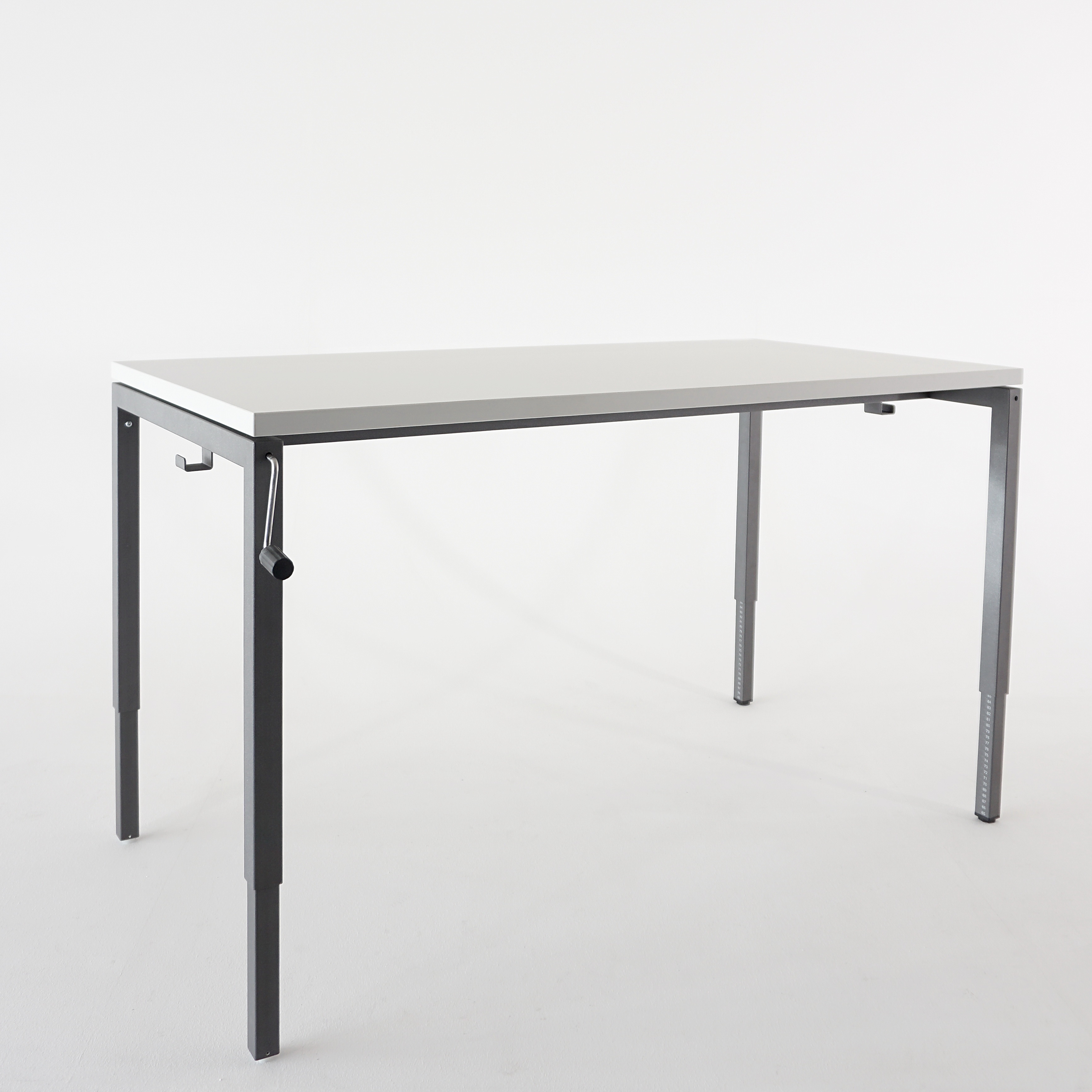 Table 101.1 à 4 pieds, réglables par manivelle · Meubles Gaille SA